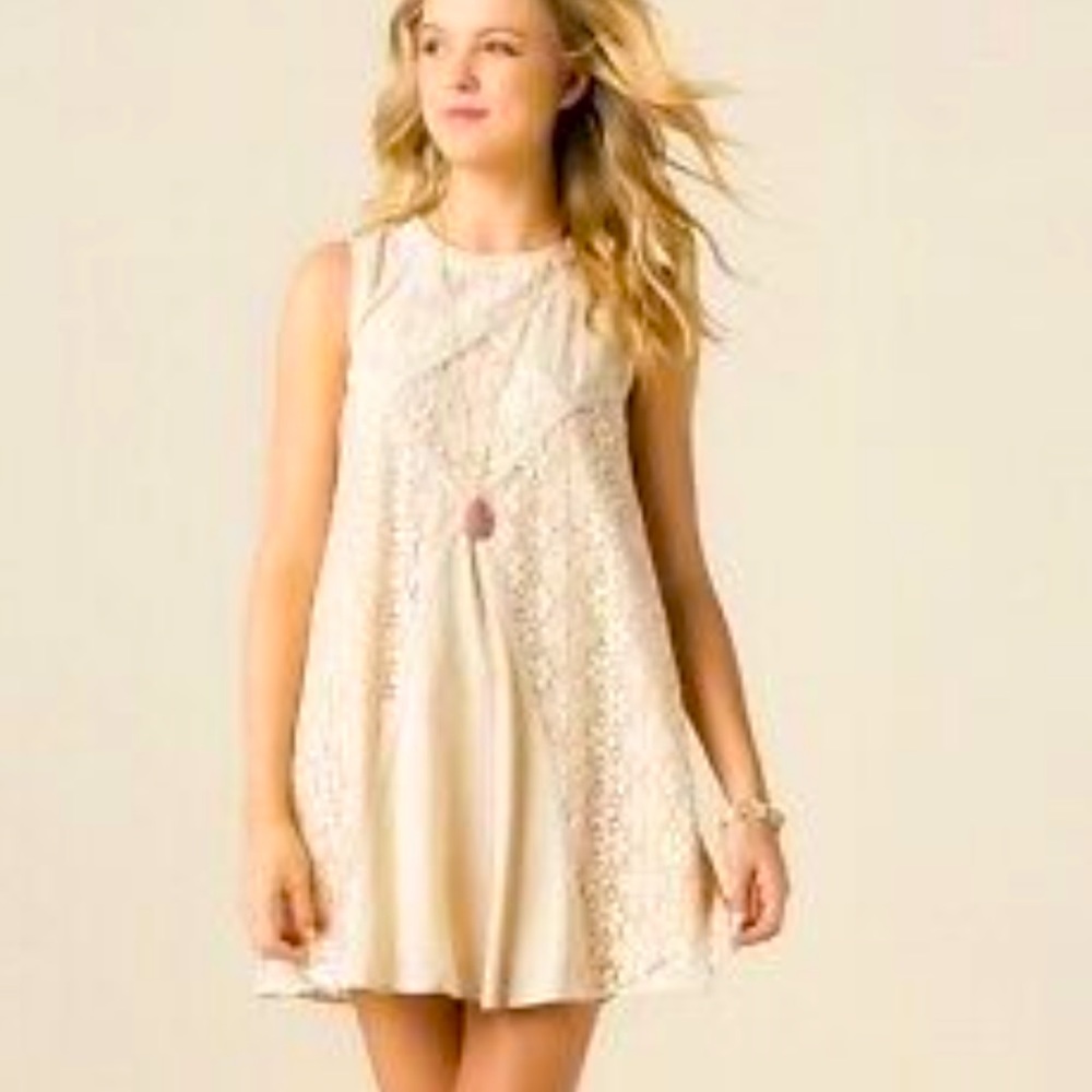 Beautiful Ivory Francesca’s Chanelle Lace Shift Dress 👗 Used in good condition